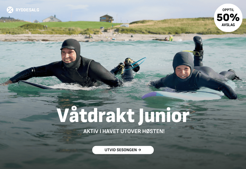Far og sønn surfer sammen utover høsten i gode og varme våtdrakter