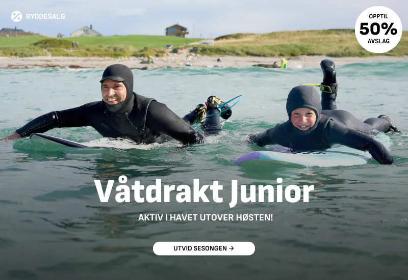 Far og sønn surfer sammen utover høsten i gode og varme våtdrakter