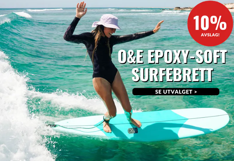 Endelig er O&E Epoxy-Soft serien av surfebrett tilbake på lager. Jente som surfer og smilier med hendene i været, en stylish surfer på en MR twin.